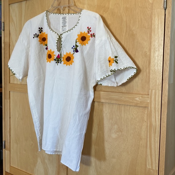 Cancun Mexico White Hand Sewn Sunflower Embroidered Short Sleeve Boxy Top NWT - Picture 3 of 10
